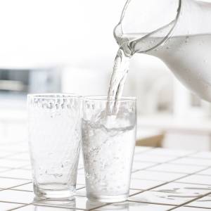 「硬水を飲んだ方がいい人」って？管理栄養士が教える、硬水の特徴と硬水をおすすめしたい人