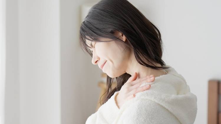 慢性的な首こり解消！後頭部～首の後ろ側を緩める寝たままできる簡単タオルストレッチ