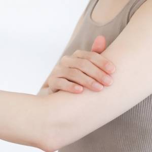 二の腕だけ痩せないのはなぜ？上腕三頭筋と肩甲骨を動かして揺れる二の腕をスッキリさせるエクササイズ